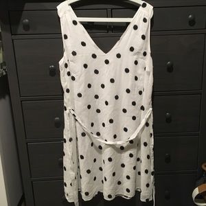 White & black polka dot V neck, dress size XL